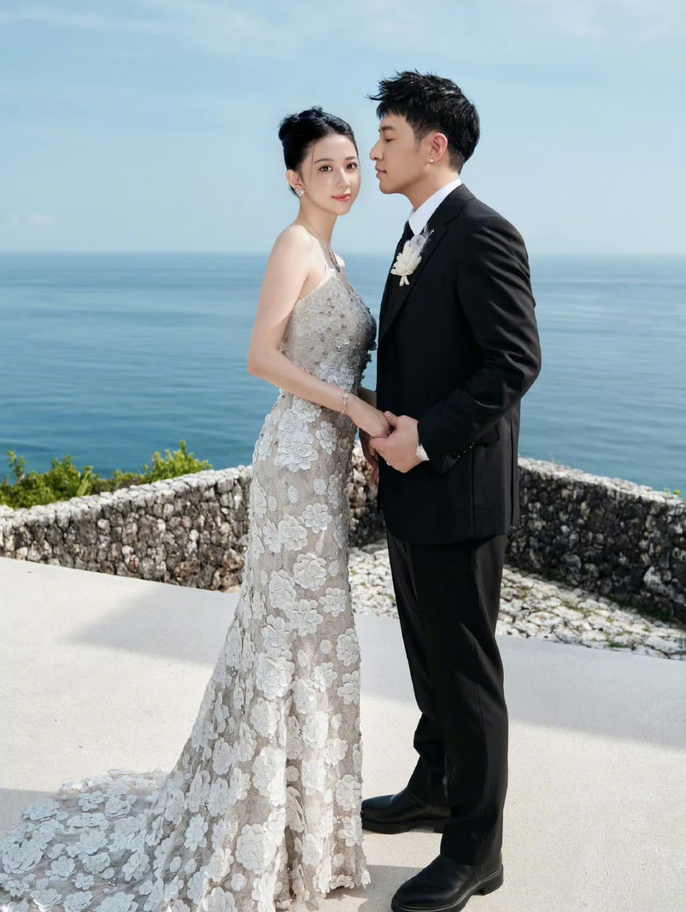 2020年7月27日,潘玮柏在微博上公开结婚,老婆宣云是一名空姐.