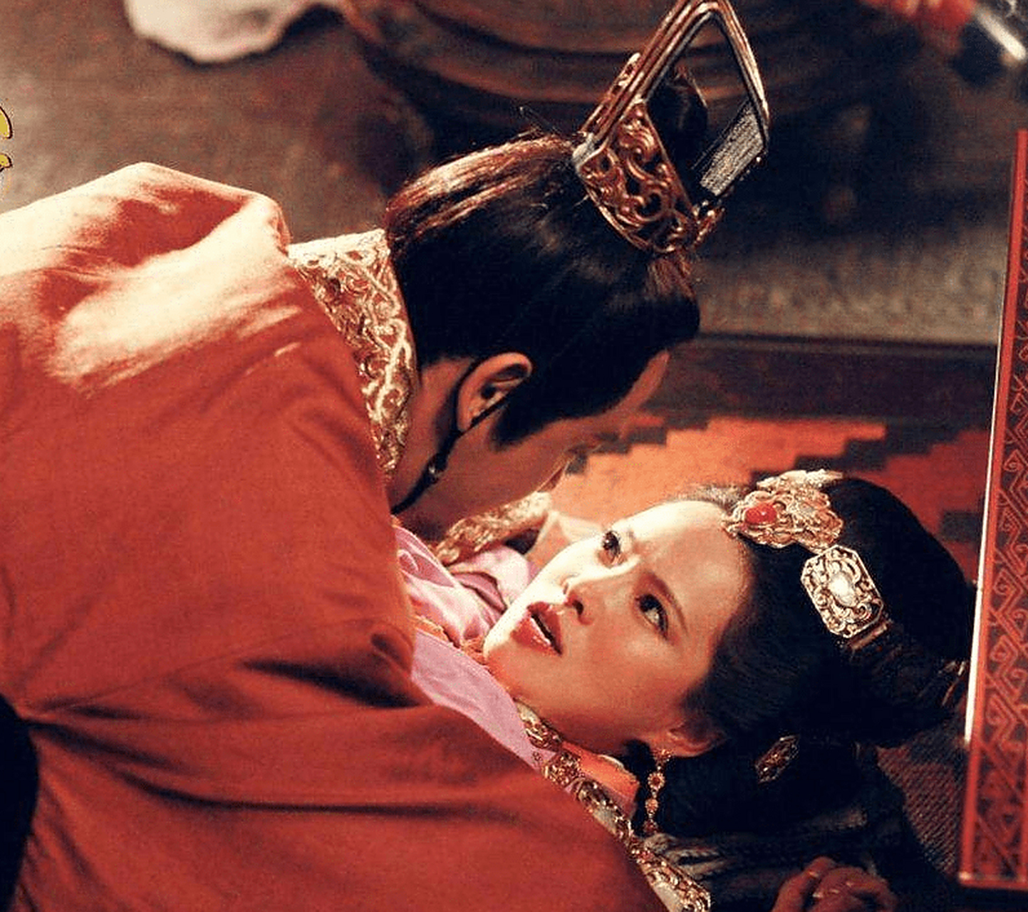 曹丕称帝,山阳公刘协进献二女为曹丕妃嫔,后宫中文德郭皇后,李贵人和