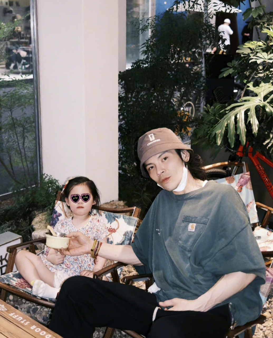 向佐晒女儿小奶皇合照,精致的眉眼随郭碧婷,霸气的坐