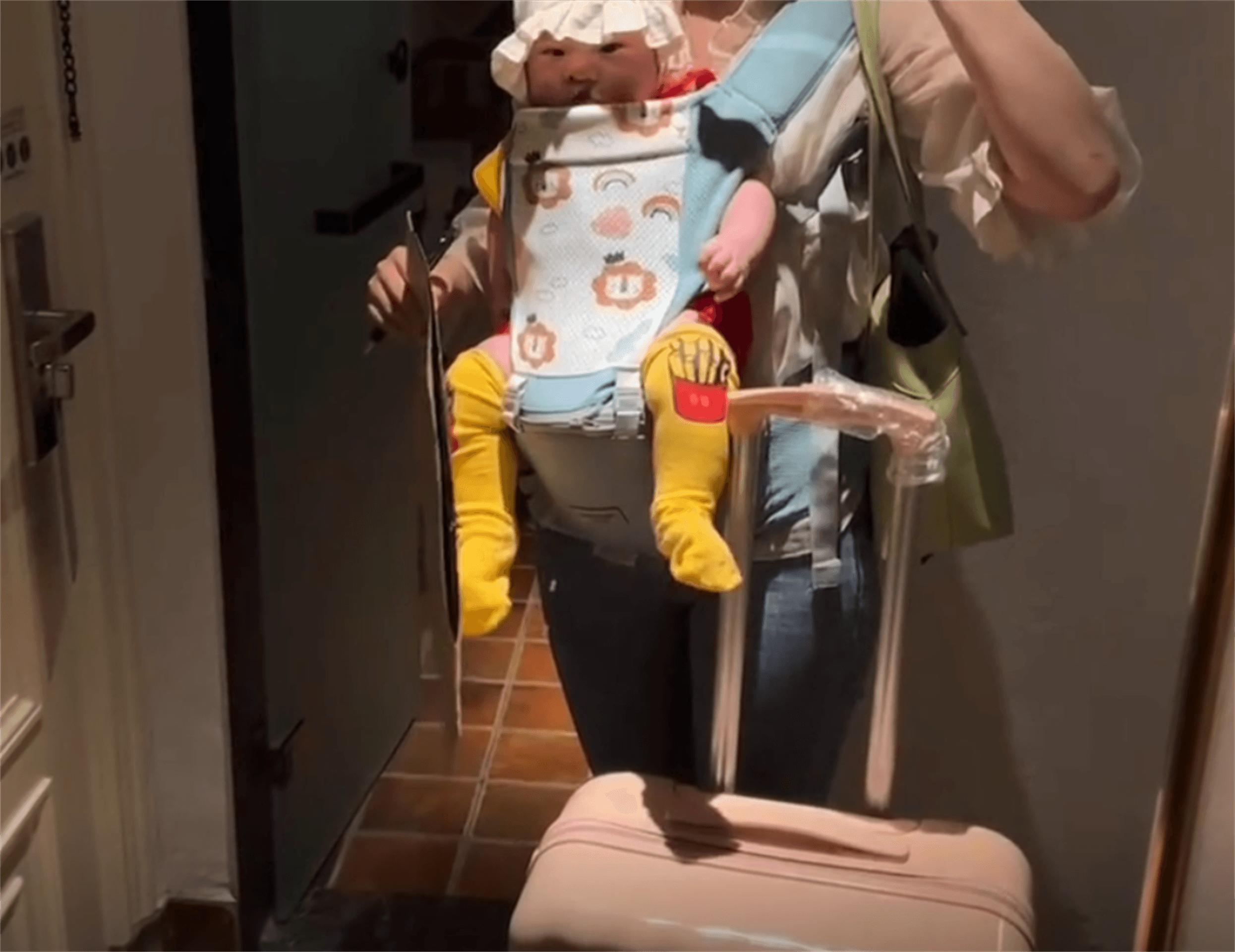 背女儿送外卖单亲妈妈新店开业:22个花篮全被偷,3小时就没了