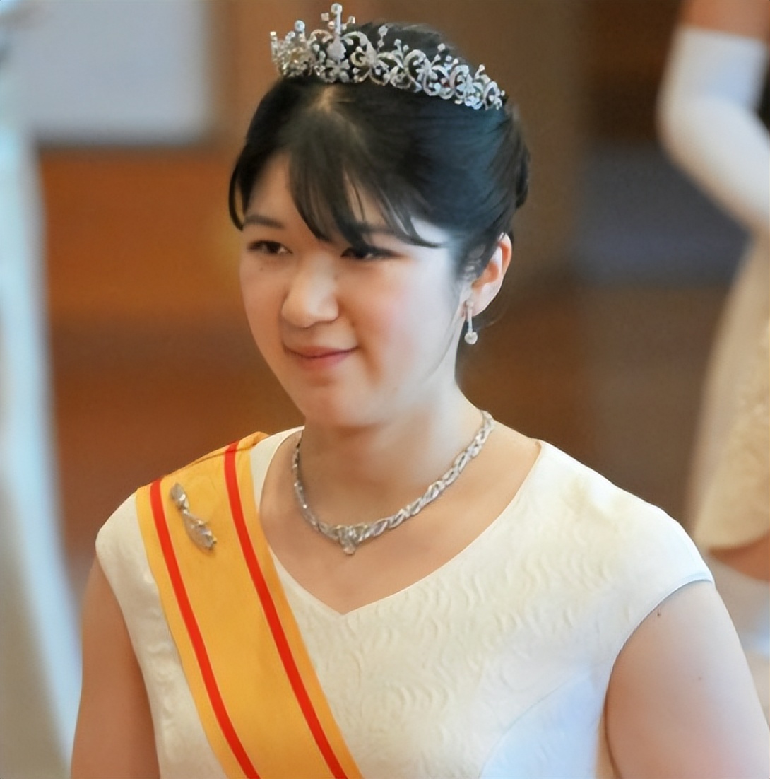 日本皇室新年祝贺好冷清,只有6人出场,爱子公主佩戴借来的王冠