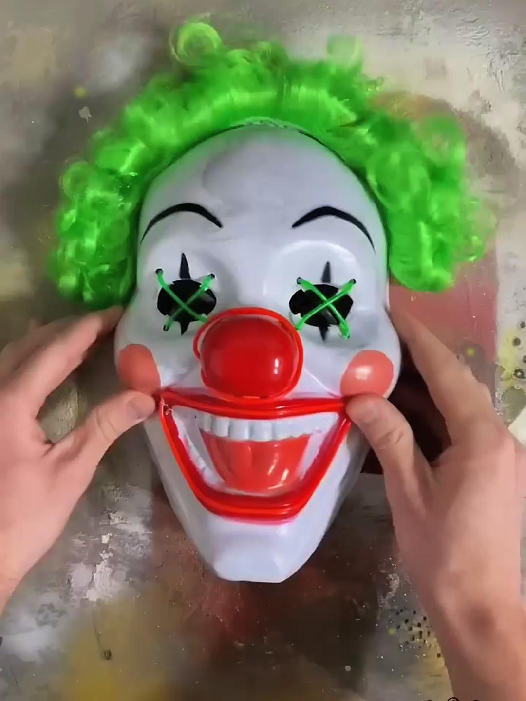 我把小丑面具变成了圣诞怪杰