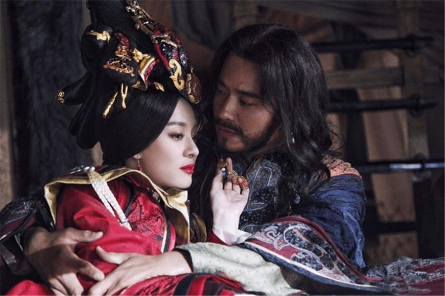 义渠王浑身是血地倒在芈月怀里,艰难的说道:"月儿,念及我们二人多年的