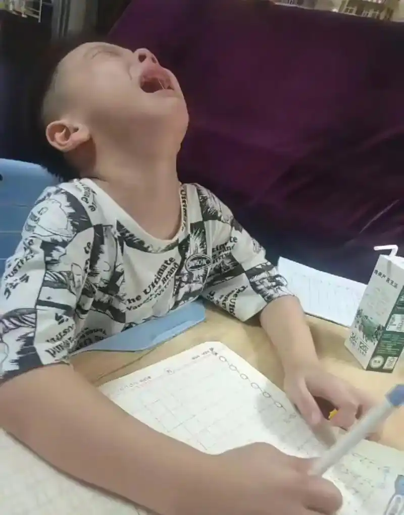 甘肃武威,一小学英语老师晚上9点在群里布置作业,被家长质疑,认为作业