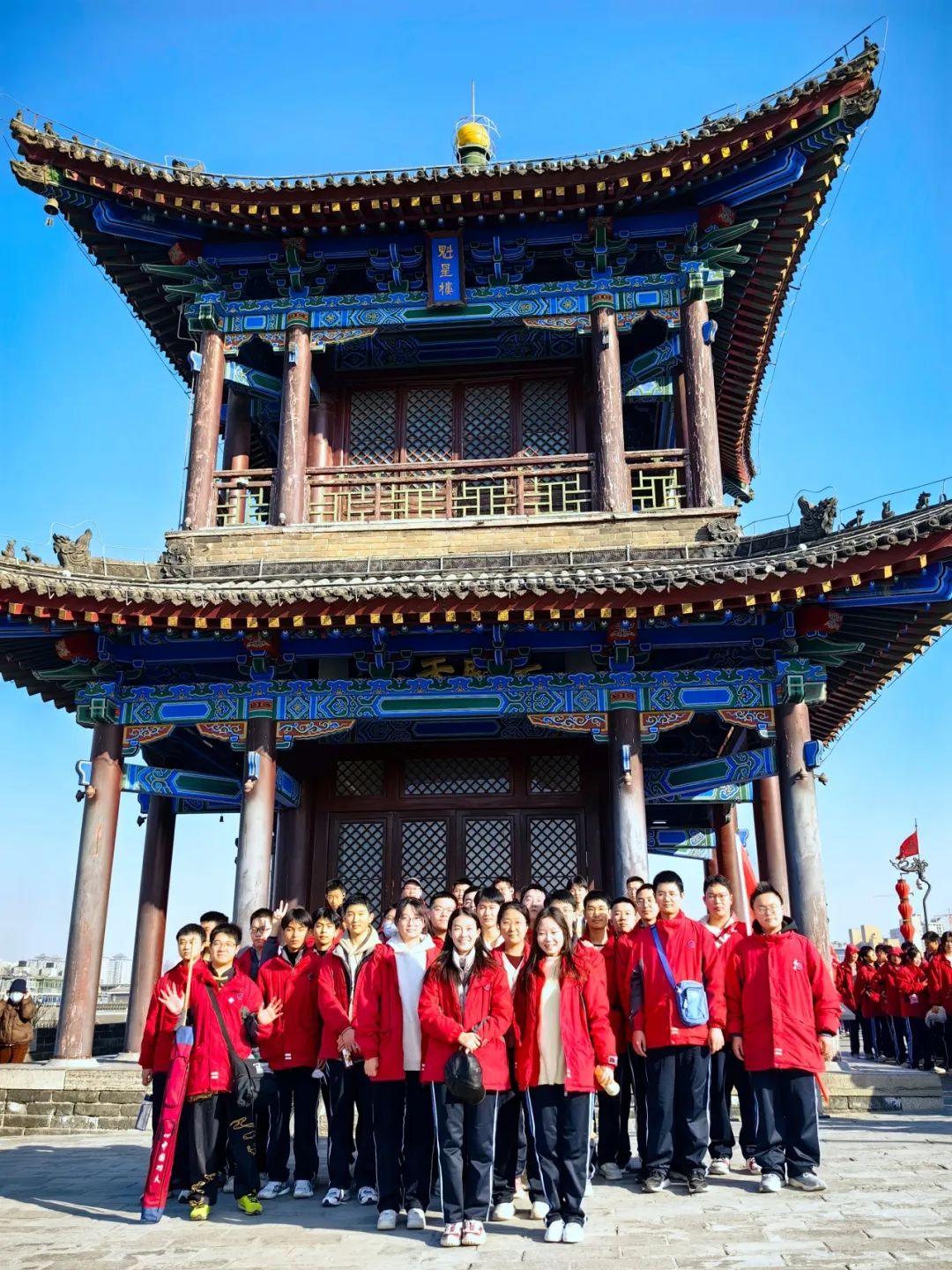 从长乐门和建国门启程集团学子沿着城墙的蜿蜒轨迹缓缓前行