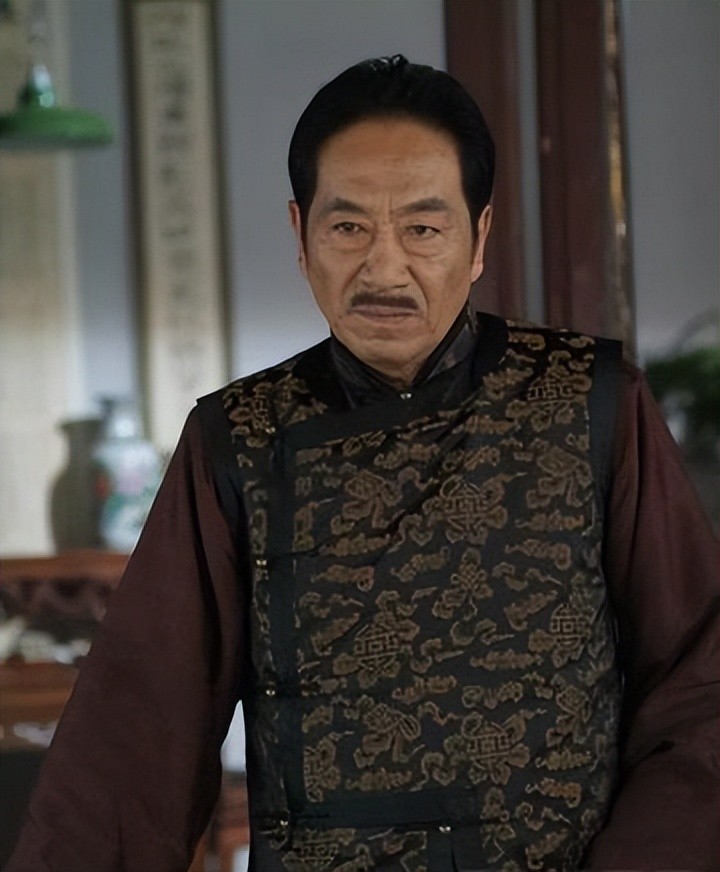 老戏骨王奎荣,如今78岁一头白发与小37娇妻,一起抚养年幼子女