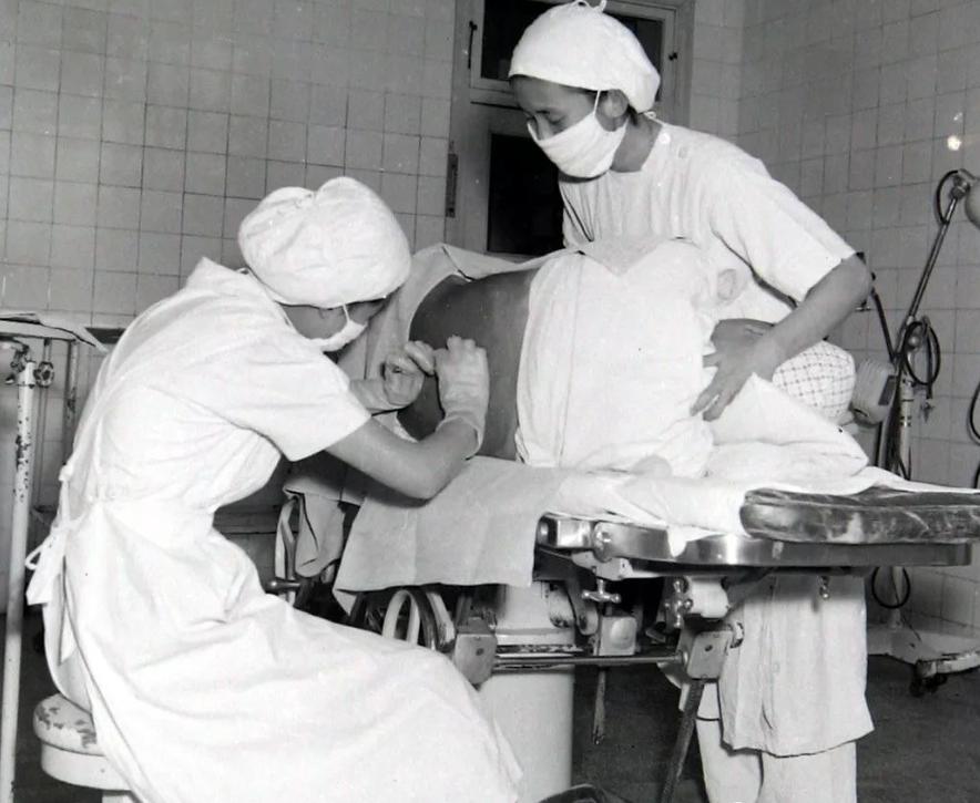 在医学史上,19世纪中期以前的手术室堪称是人类历史上最黑暗的地方