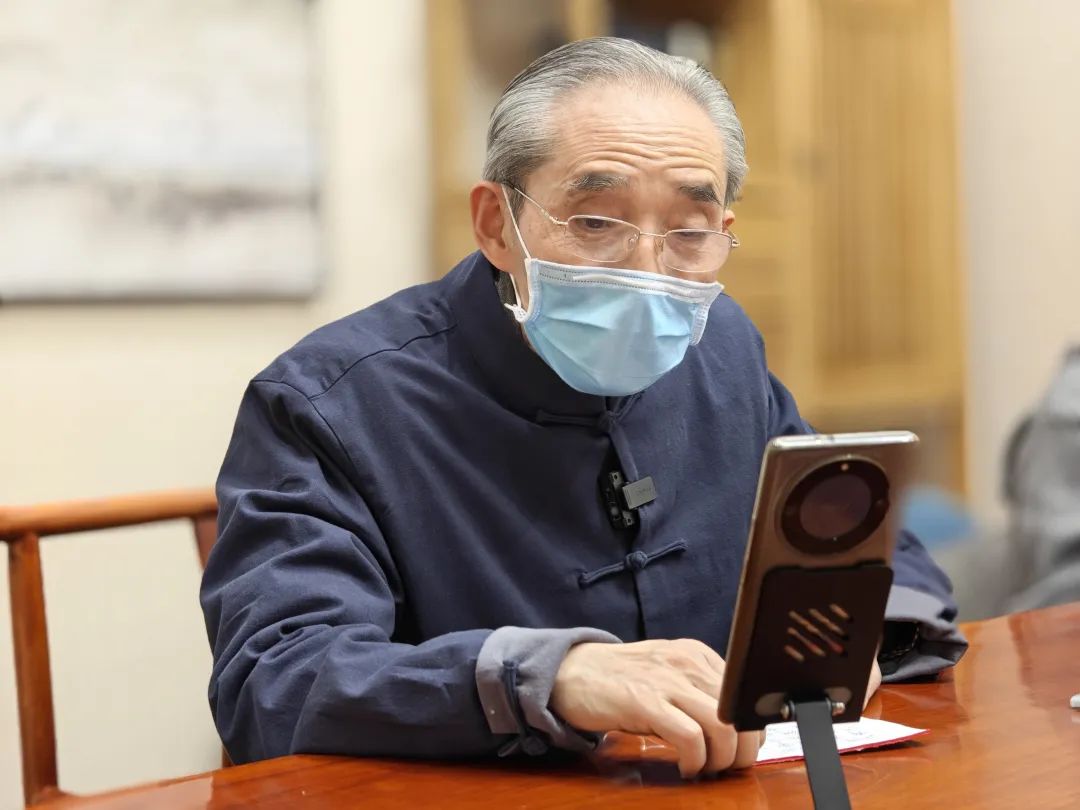 起初他觉得身体没啥不适的,就是有点胸口闷