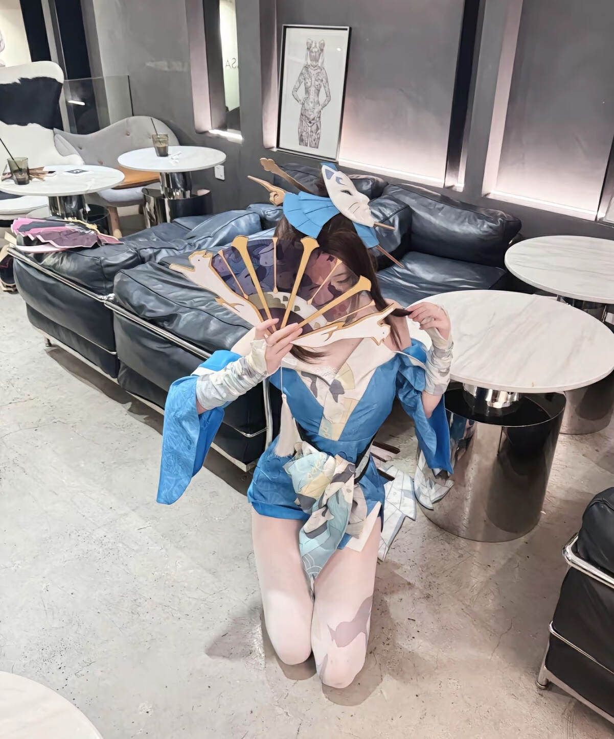 王者cos:"天下第一坐姿"火舞!身穿白丝袜,高跟鞋,身材绝了