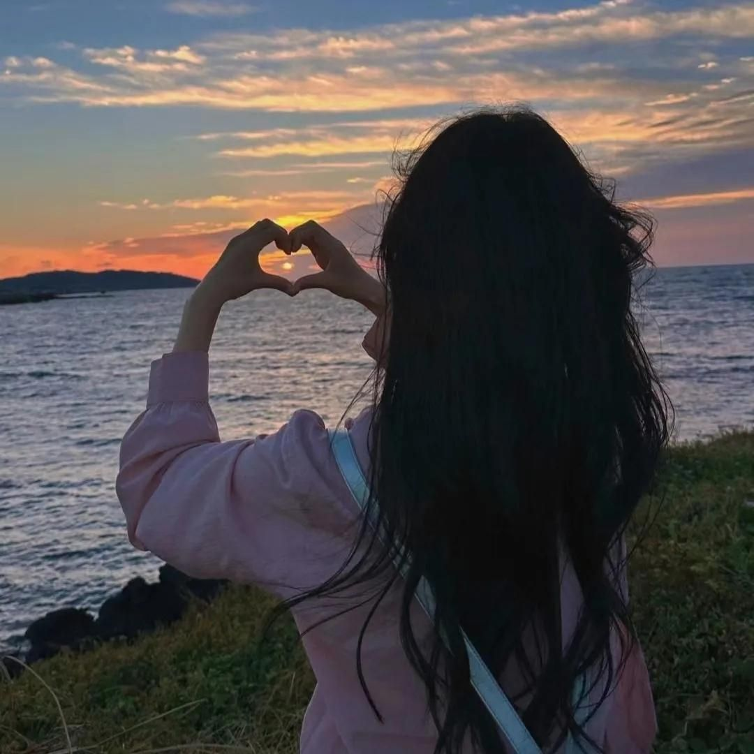 背影情侣头像真人一人一半捂脸背影头像篝火女真人心情不好的图片女人