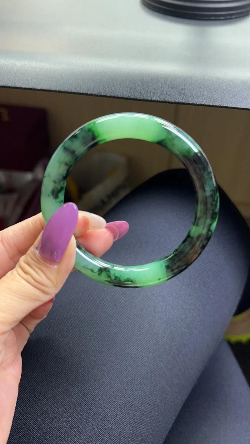 翡翠中的藓究竟是怎么回事？带黑癣翡翠手镯好吗？