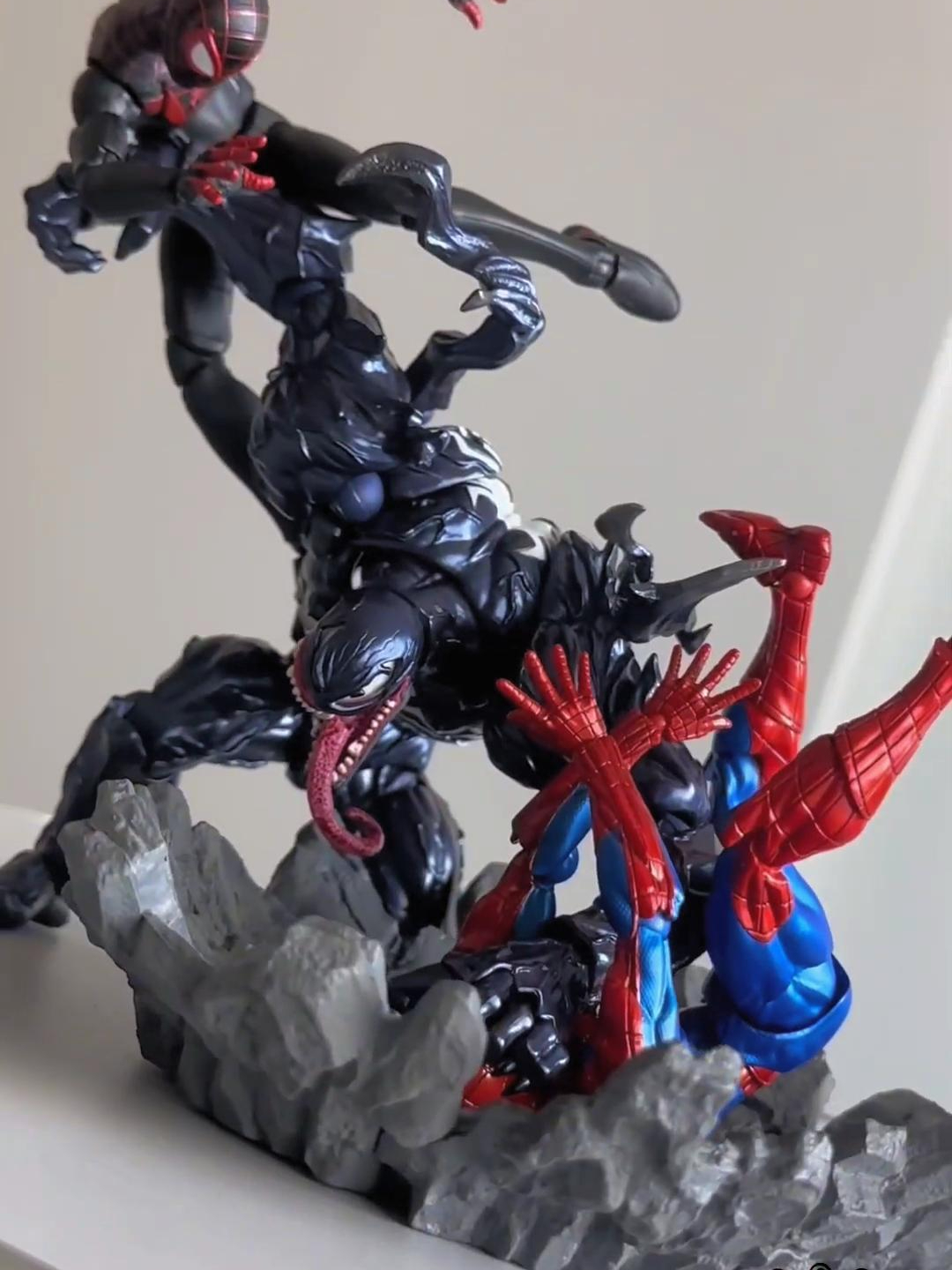 毒液大战两个蜘蛛侠