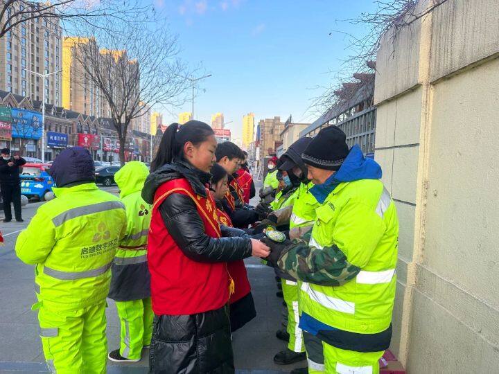 新年伊始,海城的大街小巷弥漫着节日的温馨与