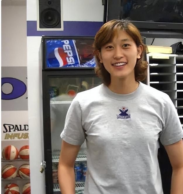 女篮美人隋菲菲:10年的国家队主力,30岁退役,如今是上校和教授
