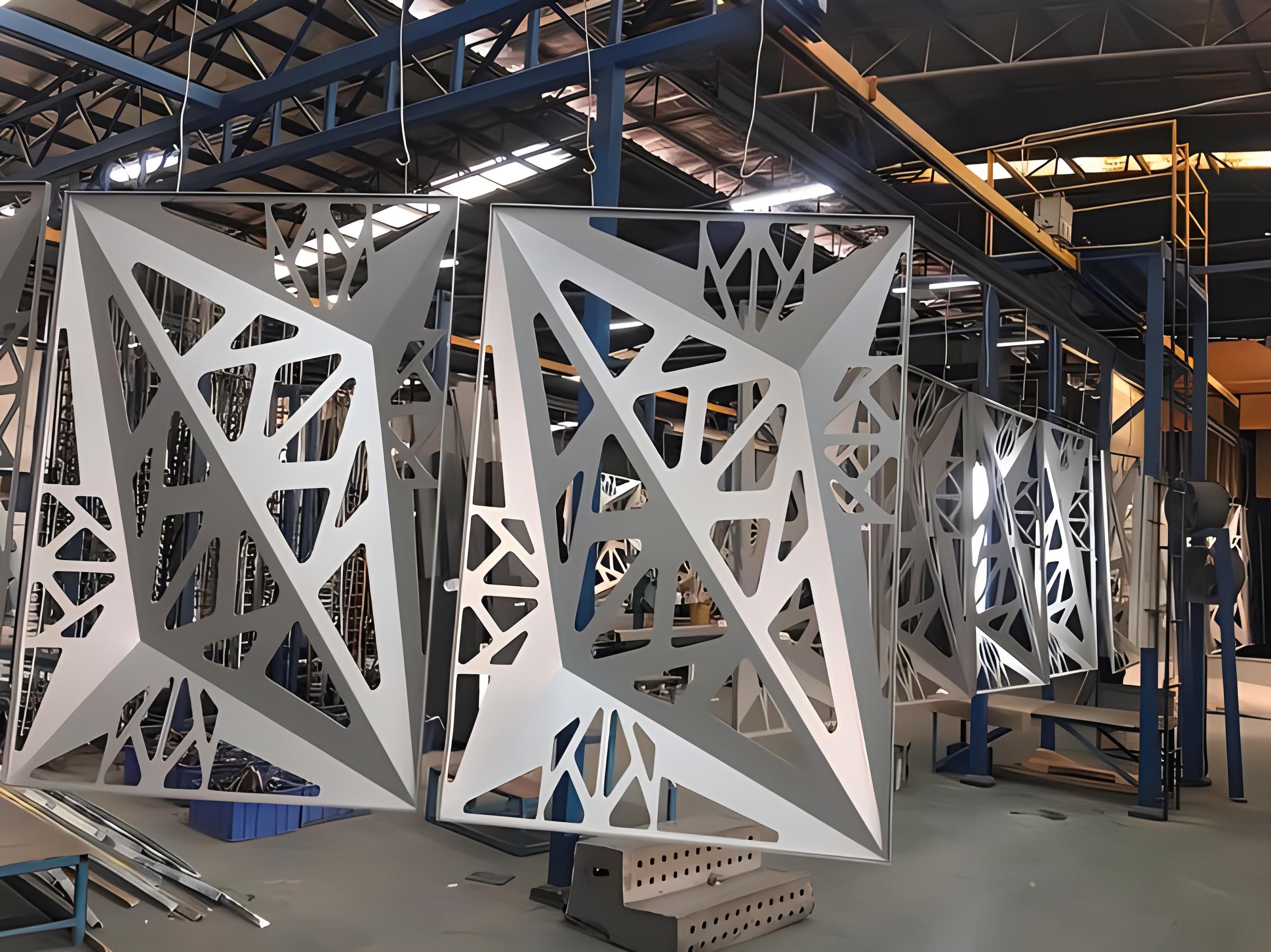 镂空雕刻铝单板:个性化金属艺术引领空间装饰新风尚