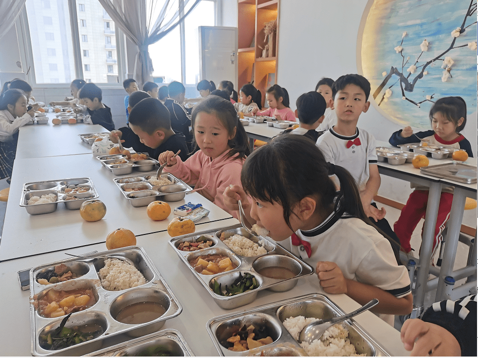 小学食堂照片图片