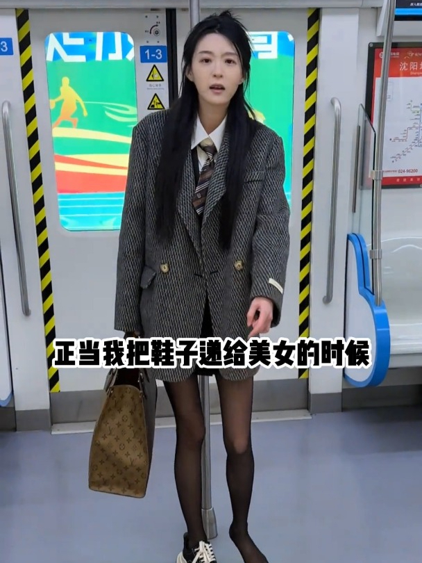 美女鞋子掉了图片