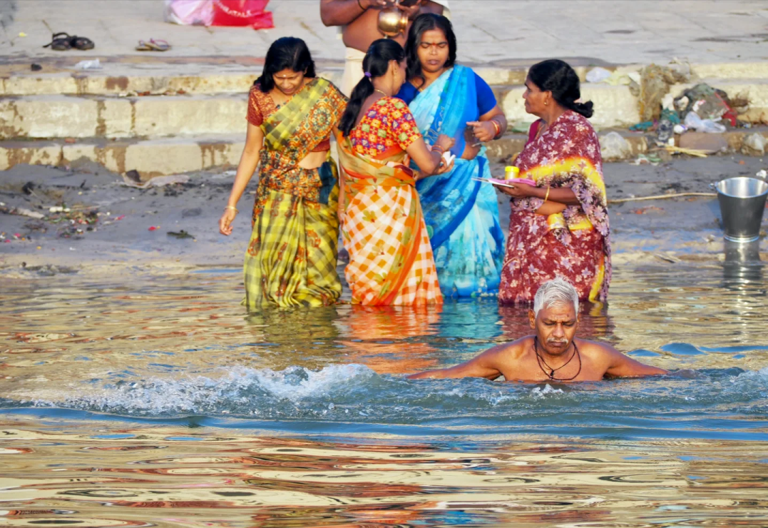 我以为是化粪池,你居然告诉我是游泳池!印度恒河水让人大开眼界
