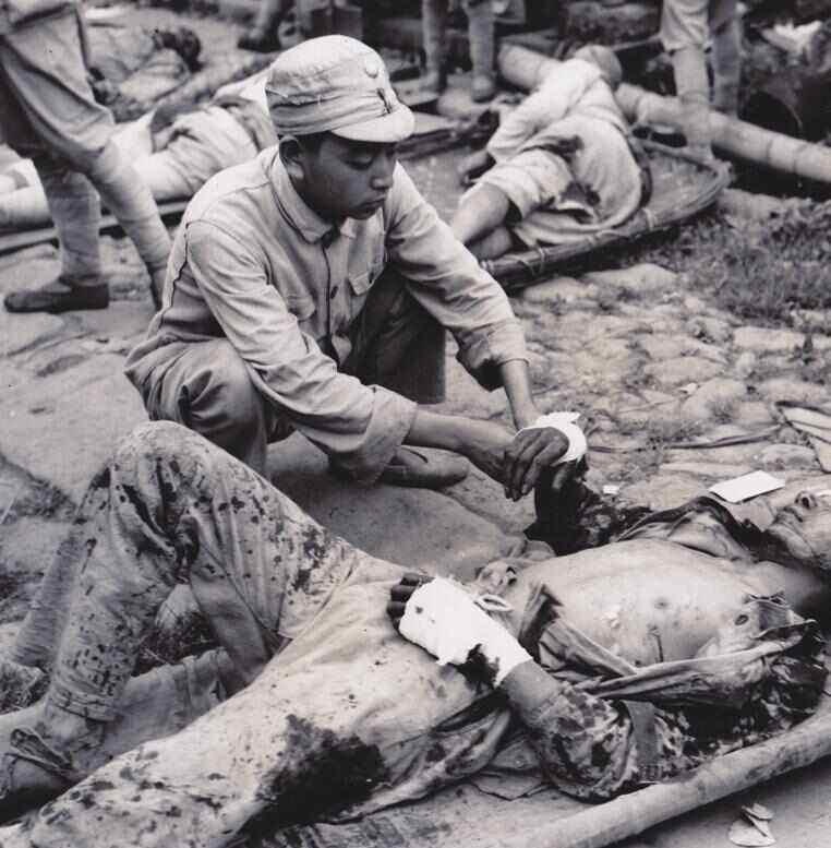 43年国军血战日寇,伤员高烧不退危在旦夕,一道士出现:让我试试