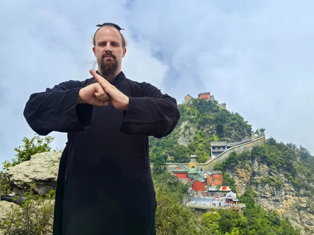 美国小伙在武当山学武14年,娶个中国媳妇全家宠,被老丈人夸"地道中国