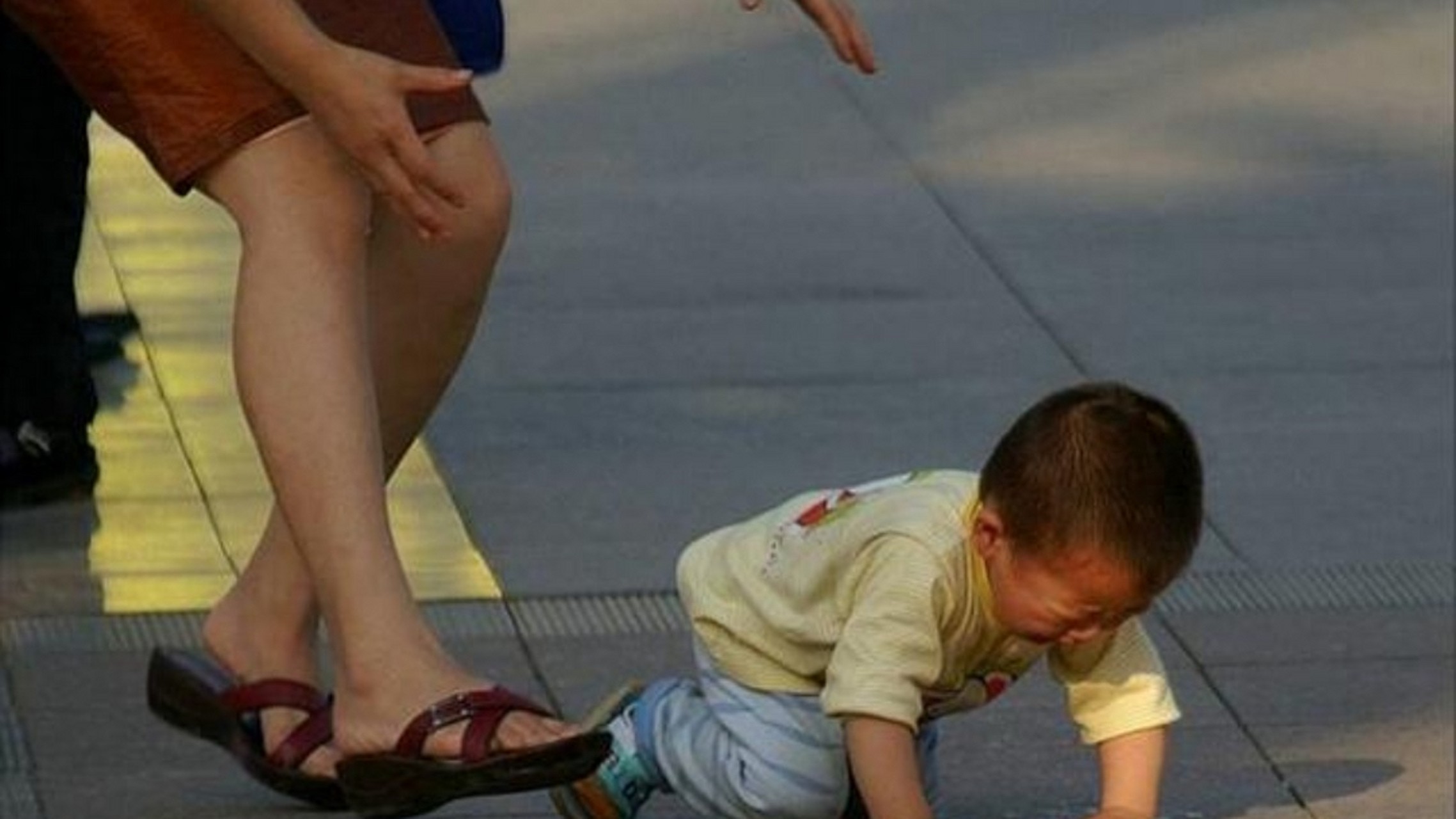 一岁孩子吃完饭后学走路,不小心摔倒了大哭,没一会就上了天堂