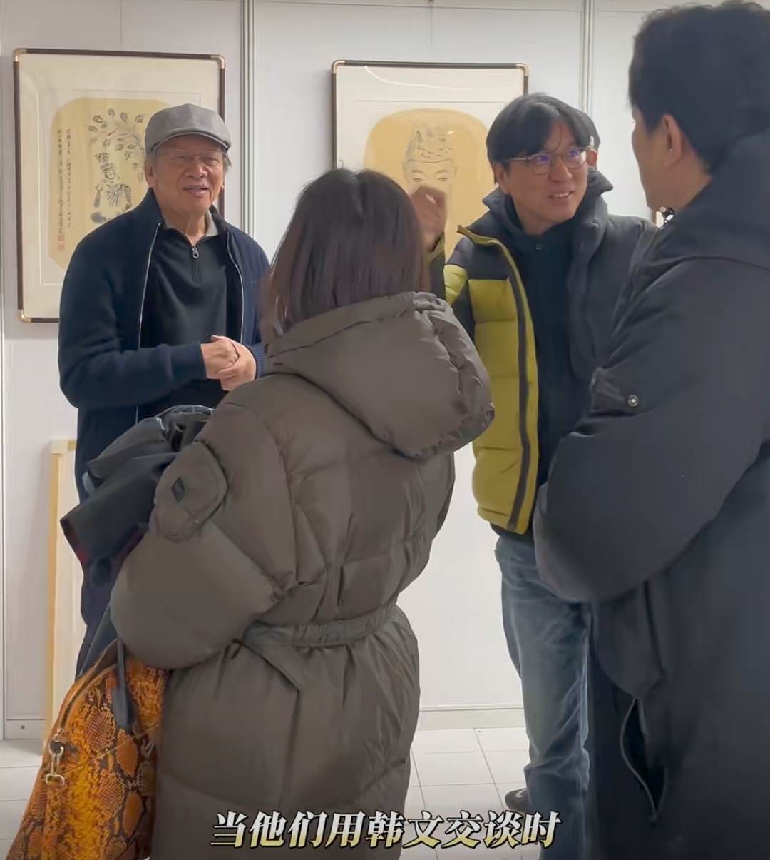 金泰勇看岳父汤余铭画展,汤唯不在,他给友人做介绍,神情很自豪