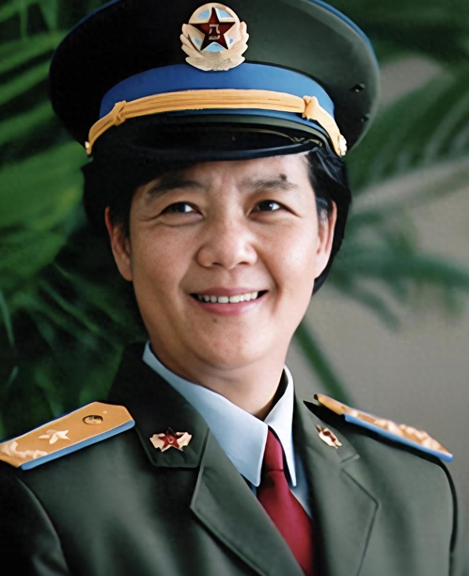 空军首位飞行女将岳喜翠将军简历