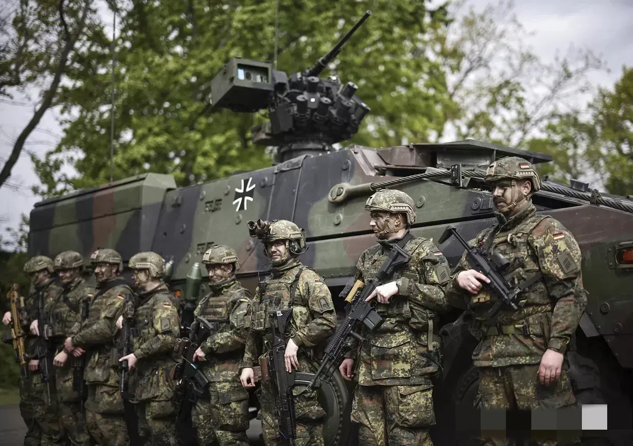 德国莱茵金属工业集团已正式向乌克兰军方交付了首辆山猫型装甲步兵战