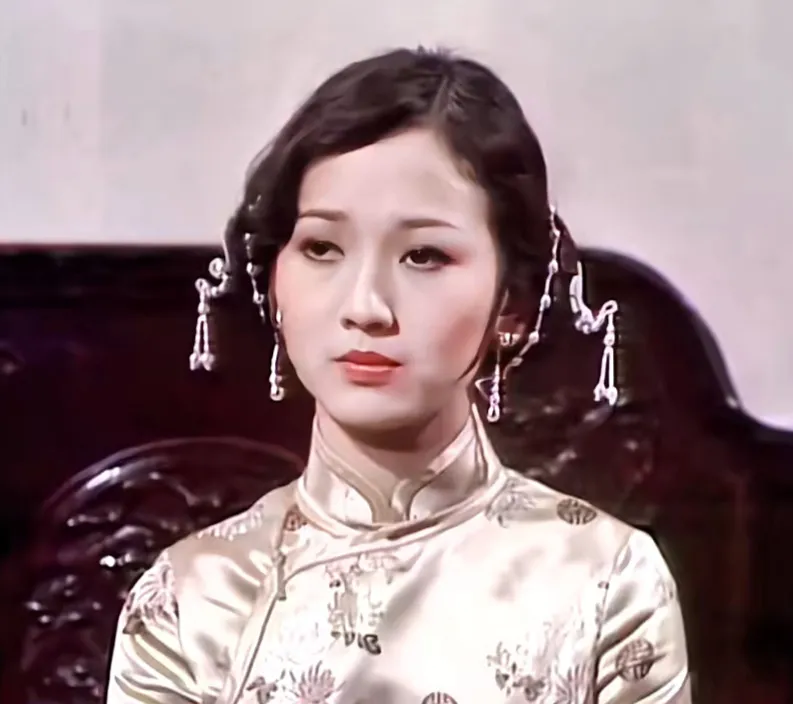 赵雅芝和周润发还合作过这部剧,那时候两个人都很稚嫩,赵雅芝真的太