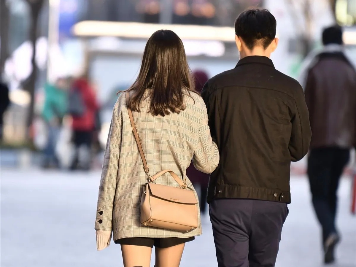 着胳膊背面挎着胳膊逛街挎着胳膊走路的图片情人逛街背影搭着手臂挎着