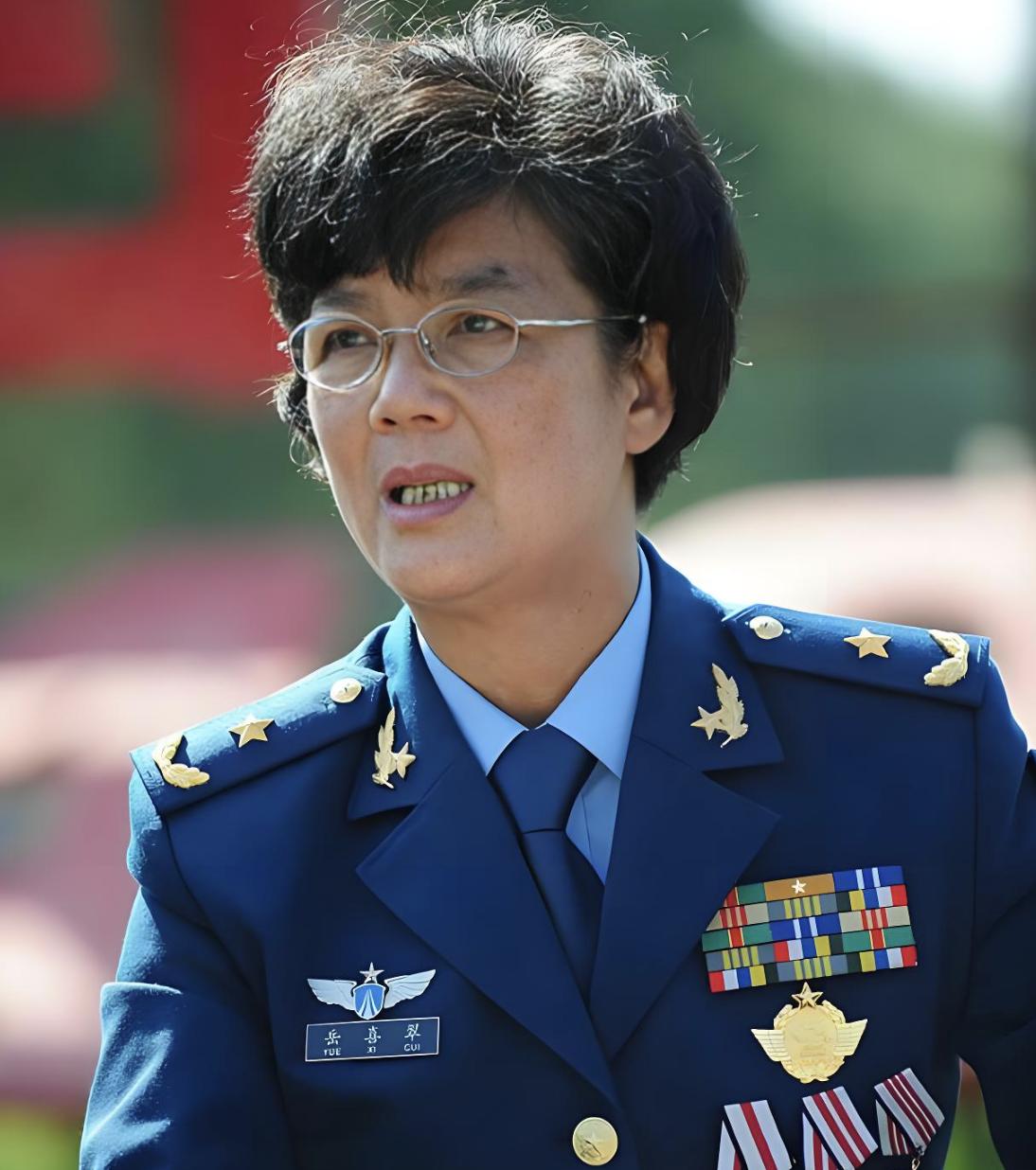 空军首位飞行女将岳喜翠将军简历