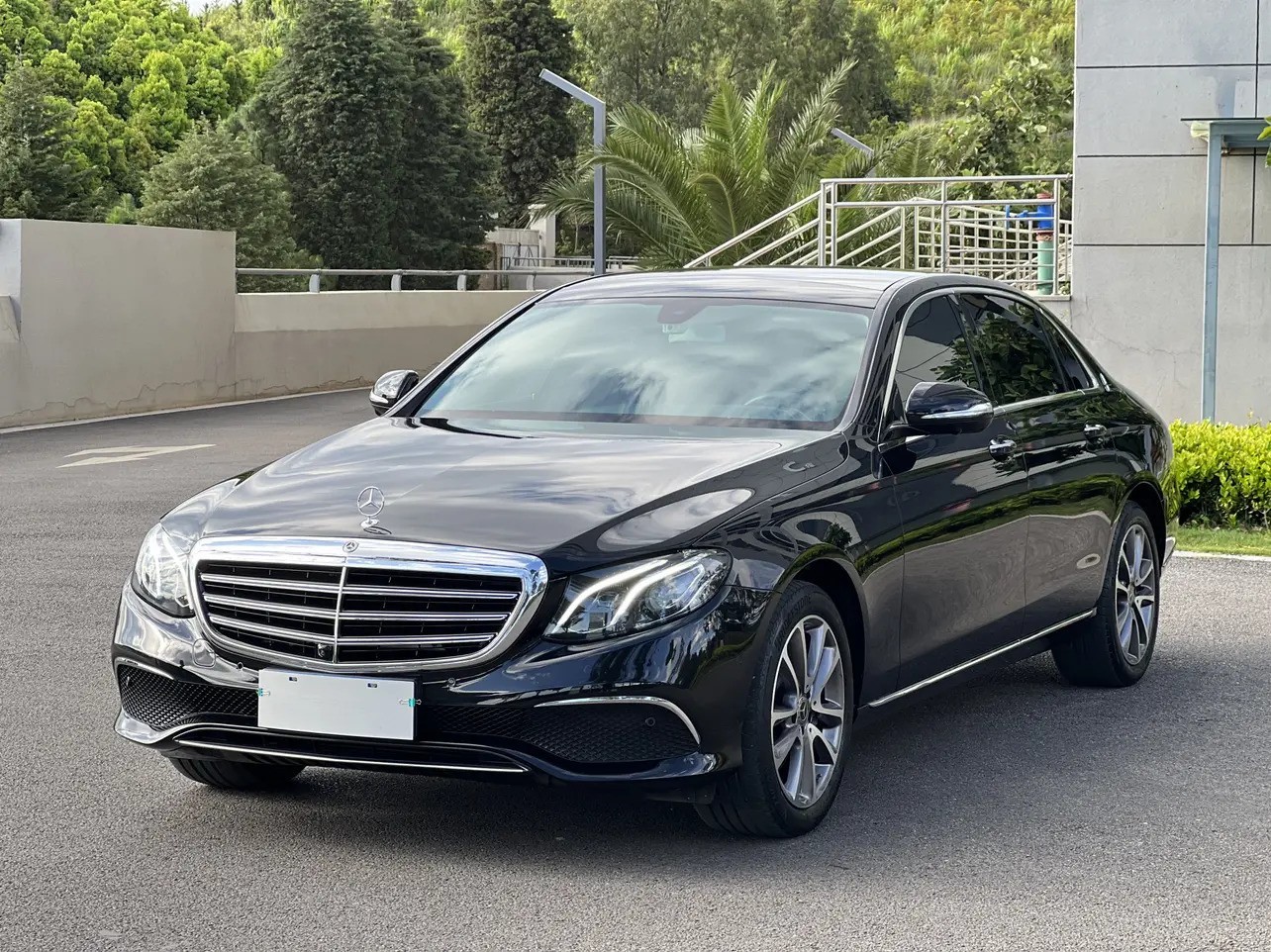 奔驰e级竟然也掀桌子了!新车如此的优惠,要啥宝马x5