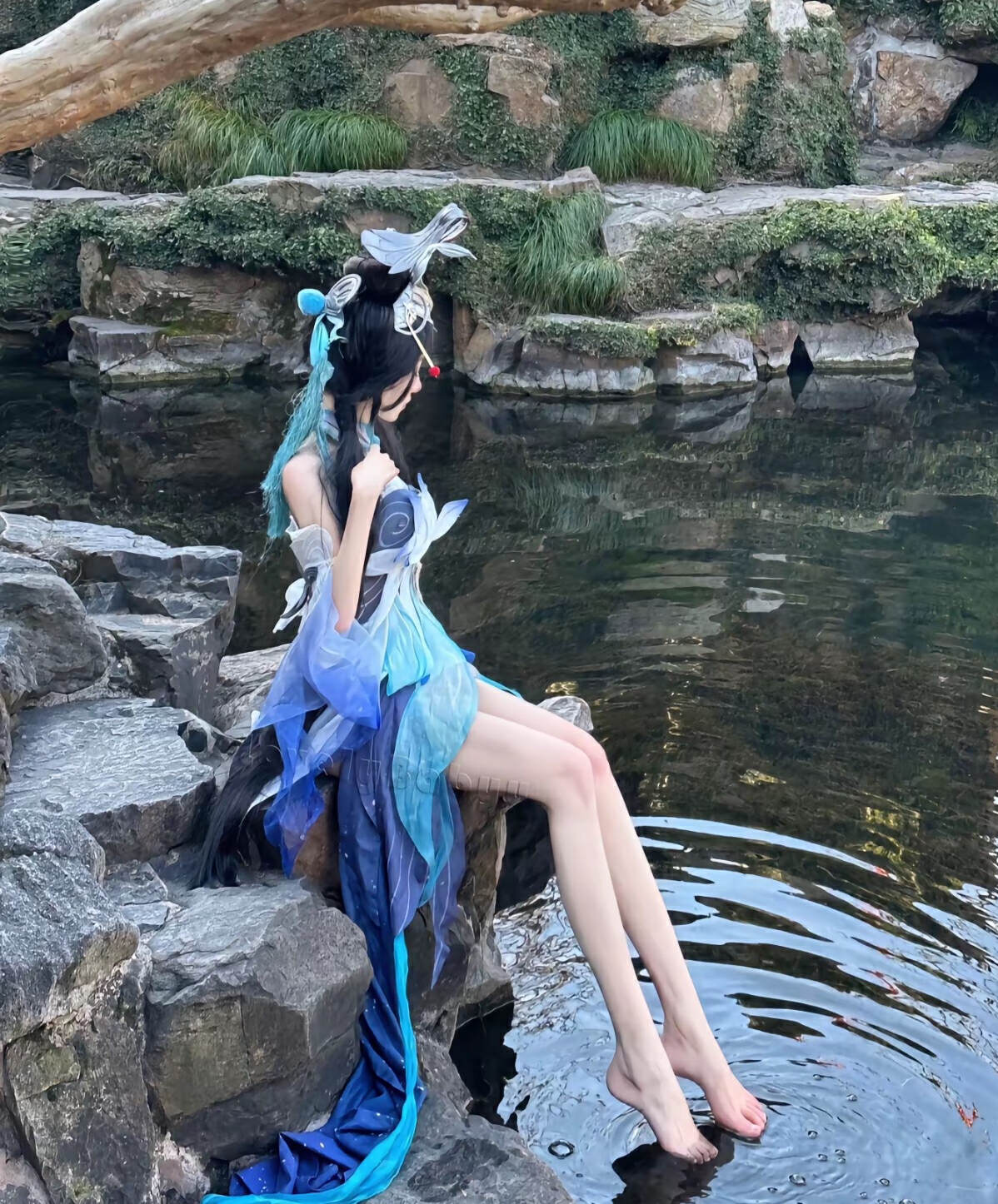 王者cos大赏:长腿大乔河边戏水,西施玉足好美,火舞腿真长