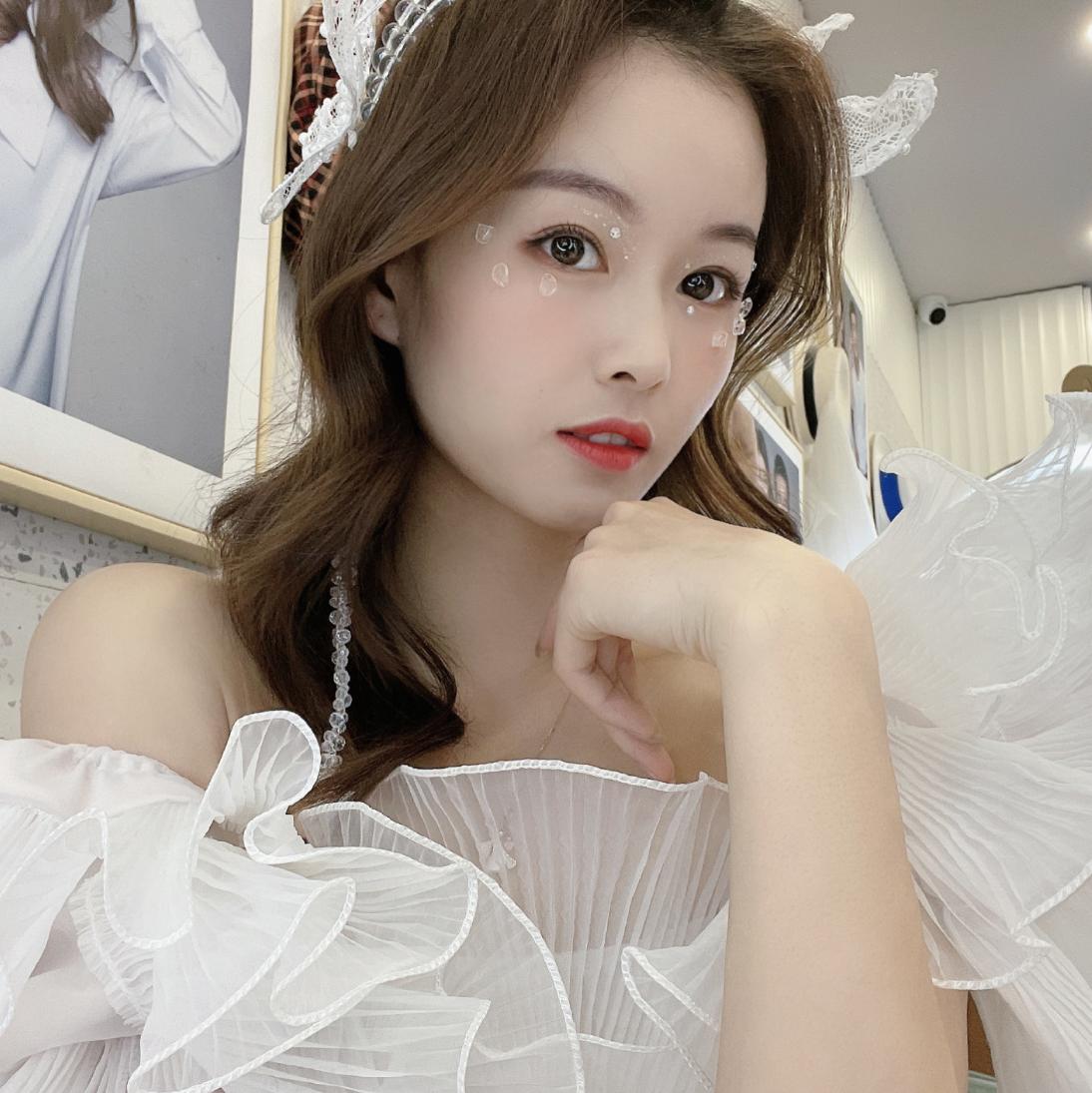 标准的鹅蛋脸也是美女标配搭配上精致的五官说她是竞走女神绝对