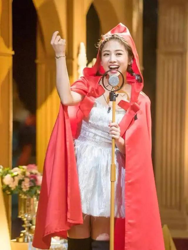 36岁鬼鬼吴映洁官宣当妈，晒孕照和宝宝脚丫，粉丝送祝福引发热议