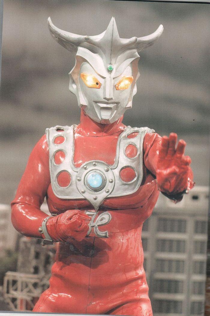 昭和格斗王:雷欧奥特曼的热血传奇