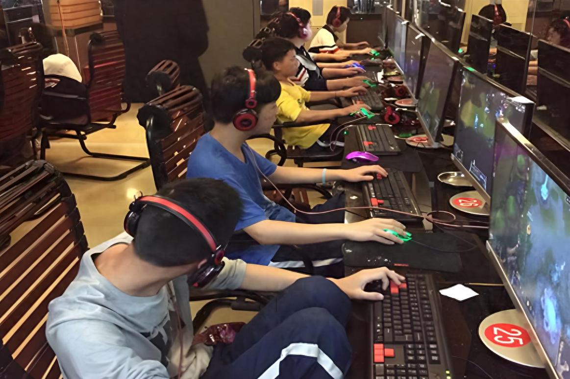 极品飞车8:当年在网吧包夜的男孩们,这款赛车游戏多久没玩过了