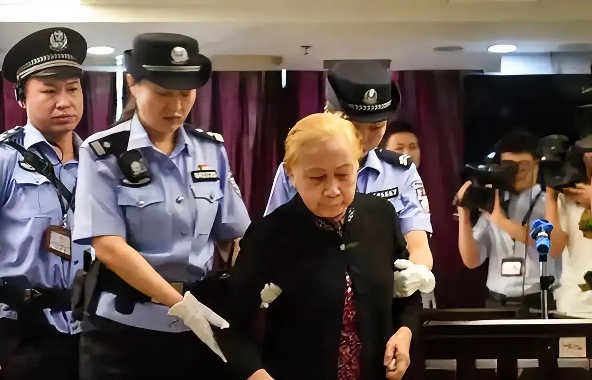 "儿啊!娘对不起你,你别怪娘!"王宛兰看着自己的小儿子哽咽的说道