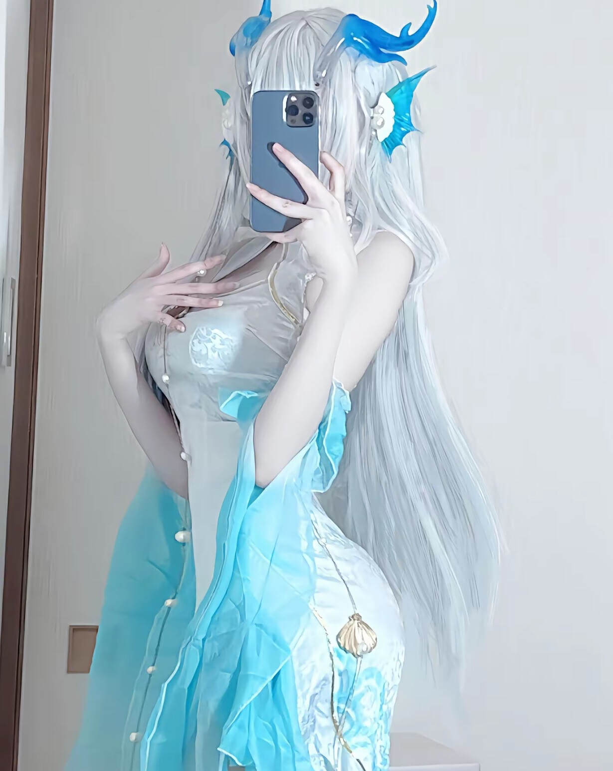 王者cos:西施身穿白色紧身旗袍,头戴银色假发,身材绝美