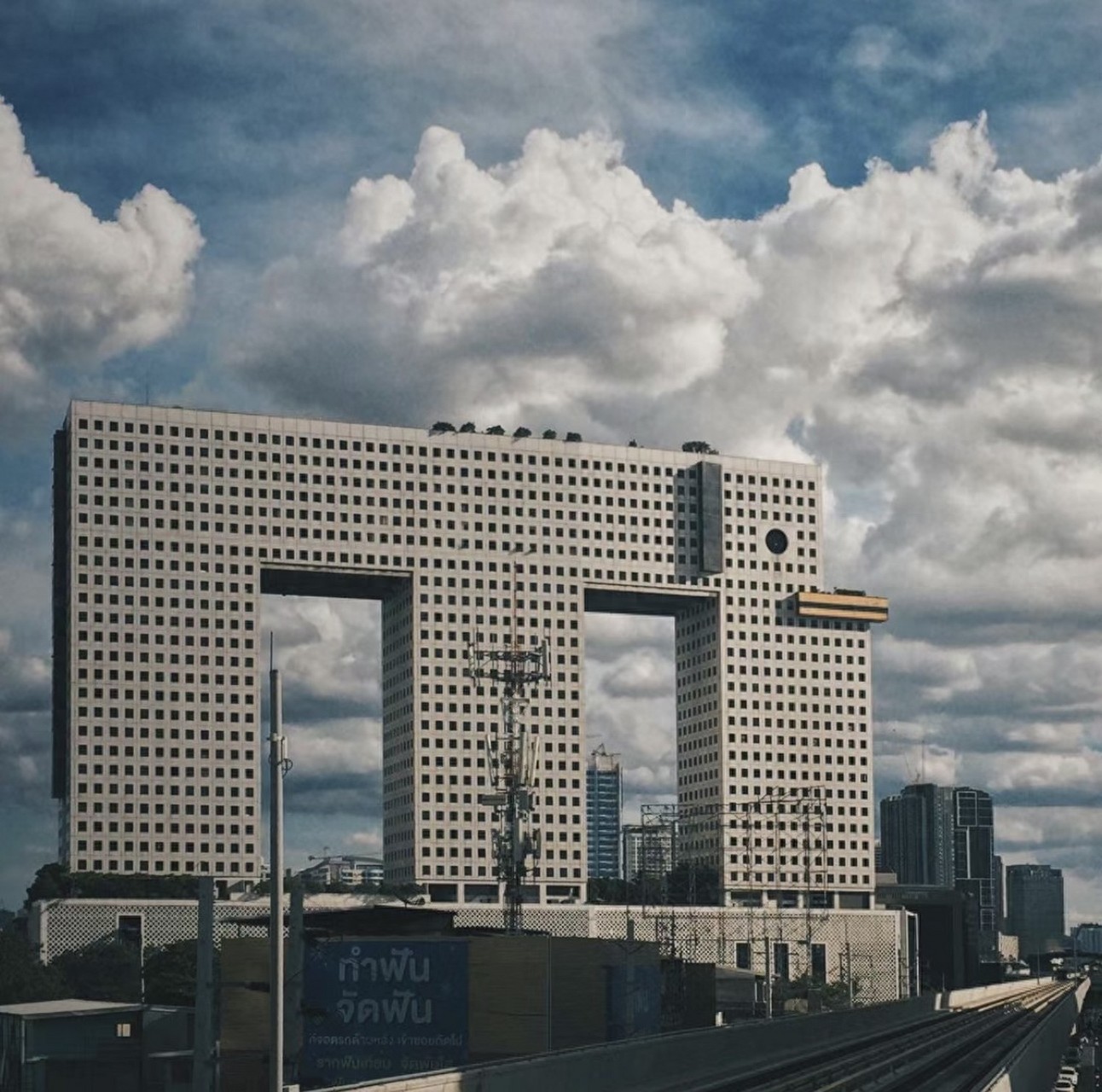 盘点全球奇奇怪怪的丑建筑:设计师的 "脑洞" 大开?