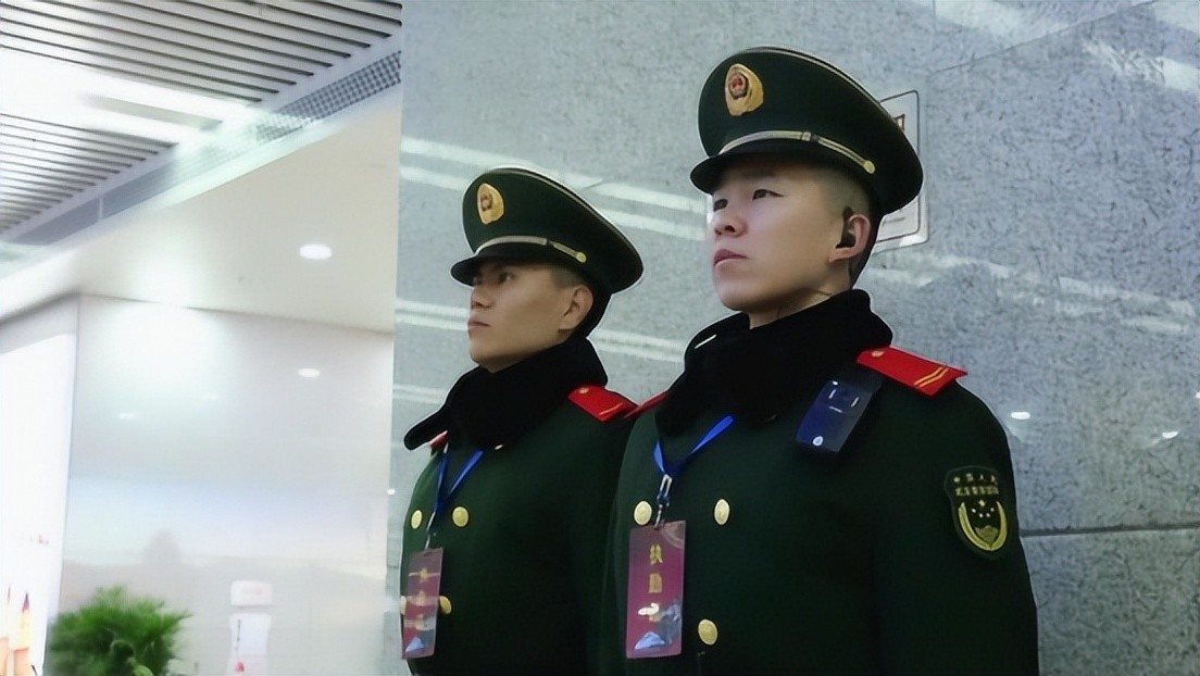 比如国家铁路集团有限公司,不仅有武警站岗,还有武警一个中队负责执勤