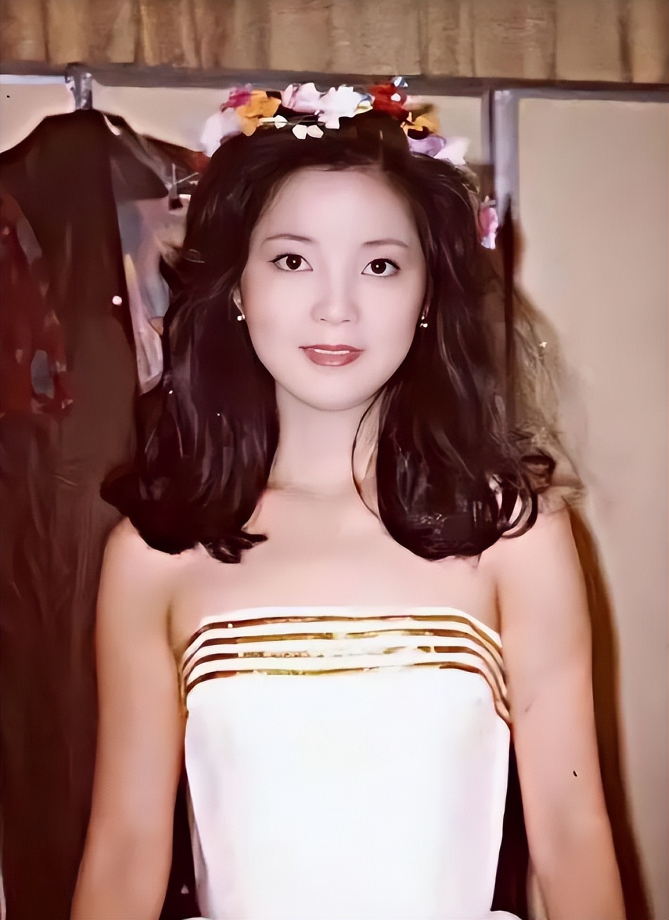 1995年,邓丽君去世,成龙未参加葬礼,巩俐送花圈:永远的歌迷