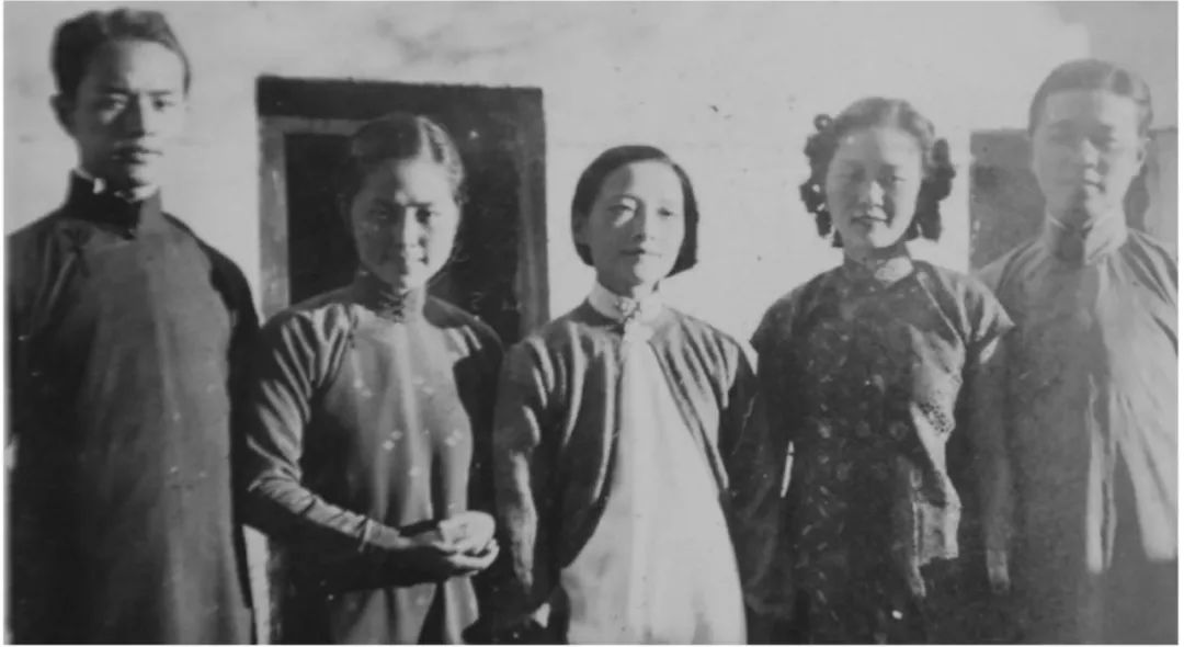 洞房花烛夜,她吐了血,忍不住哭道:"这是不好的兆头啊!"