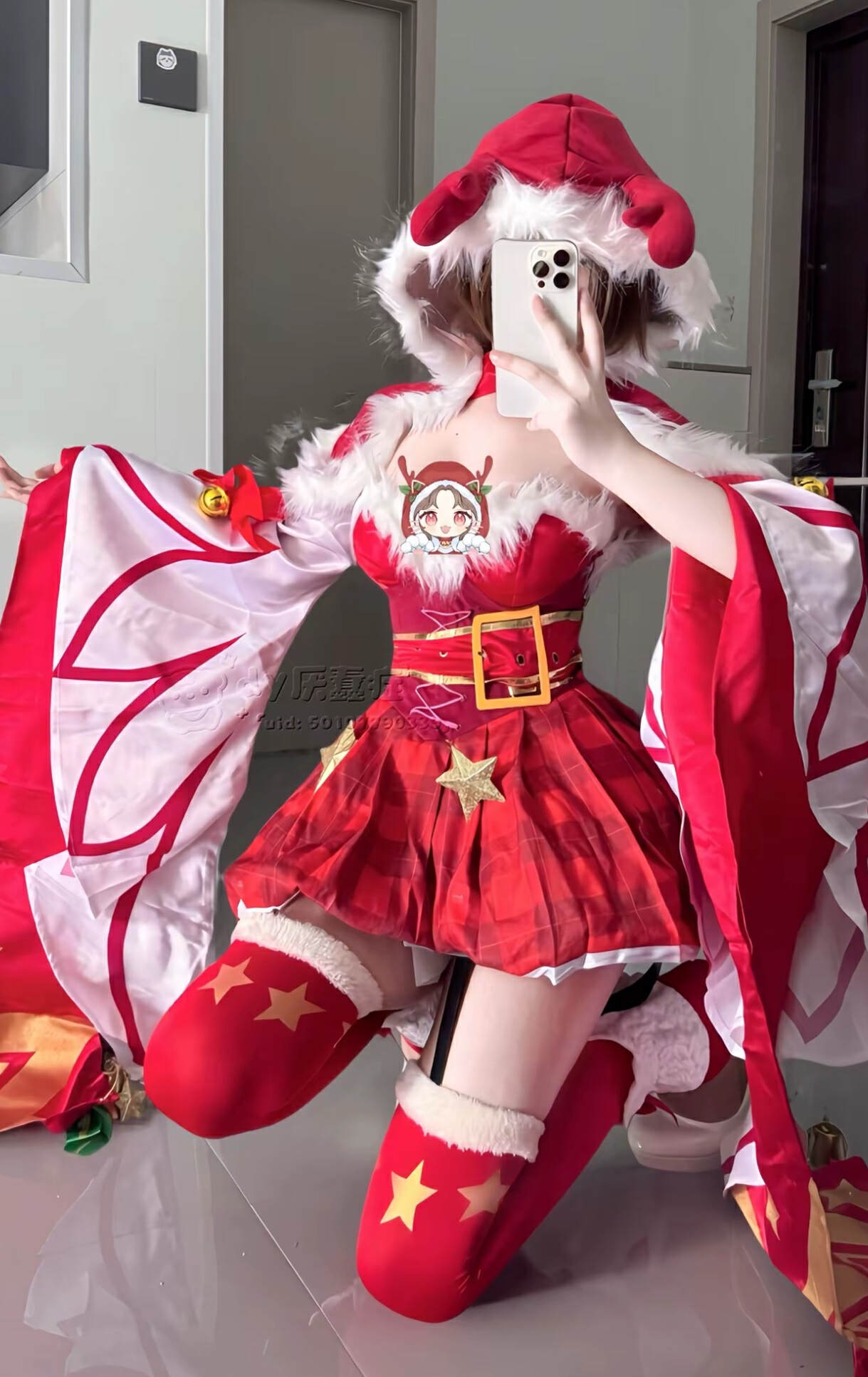 王者cos:全网最欲的貂蝉!身穿紧身红裙,坐姿很帅,造型还原