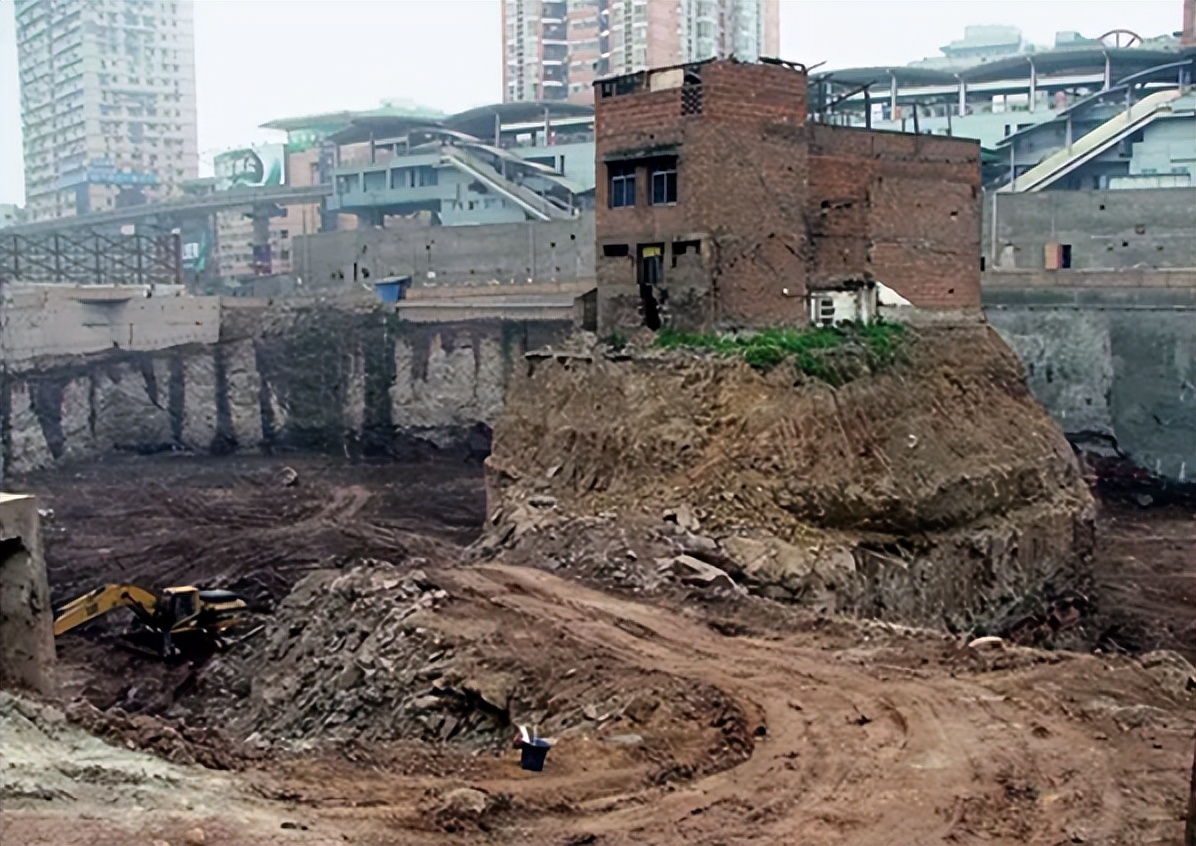 故事:一钉子户断水断电挖成"孤岛"都不搬,最终败给现实