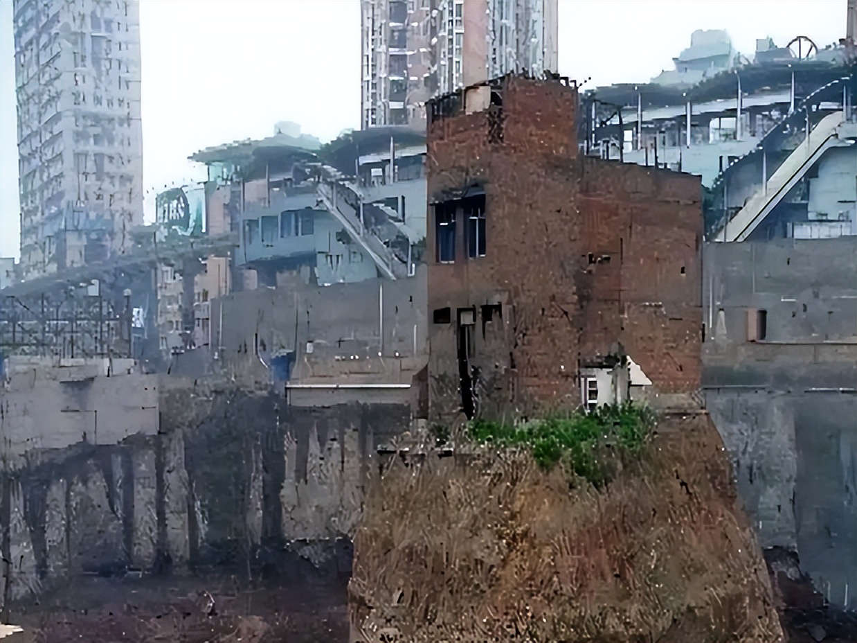 故事:一钉子户断水断电挖成"孤岛"都不搬,最终败给现实