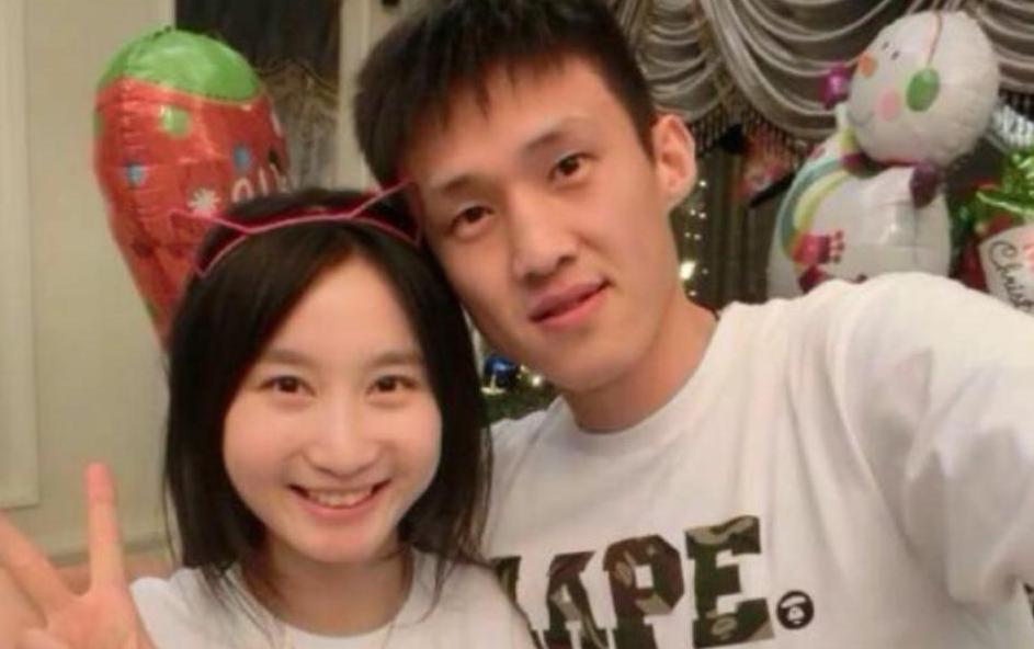 篮球名将周鹏家庭幸福:身高1米88女篮妻子相伴18年育双胞胎