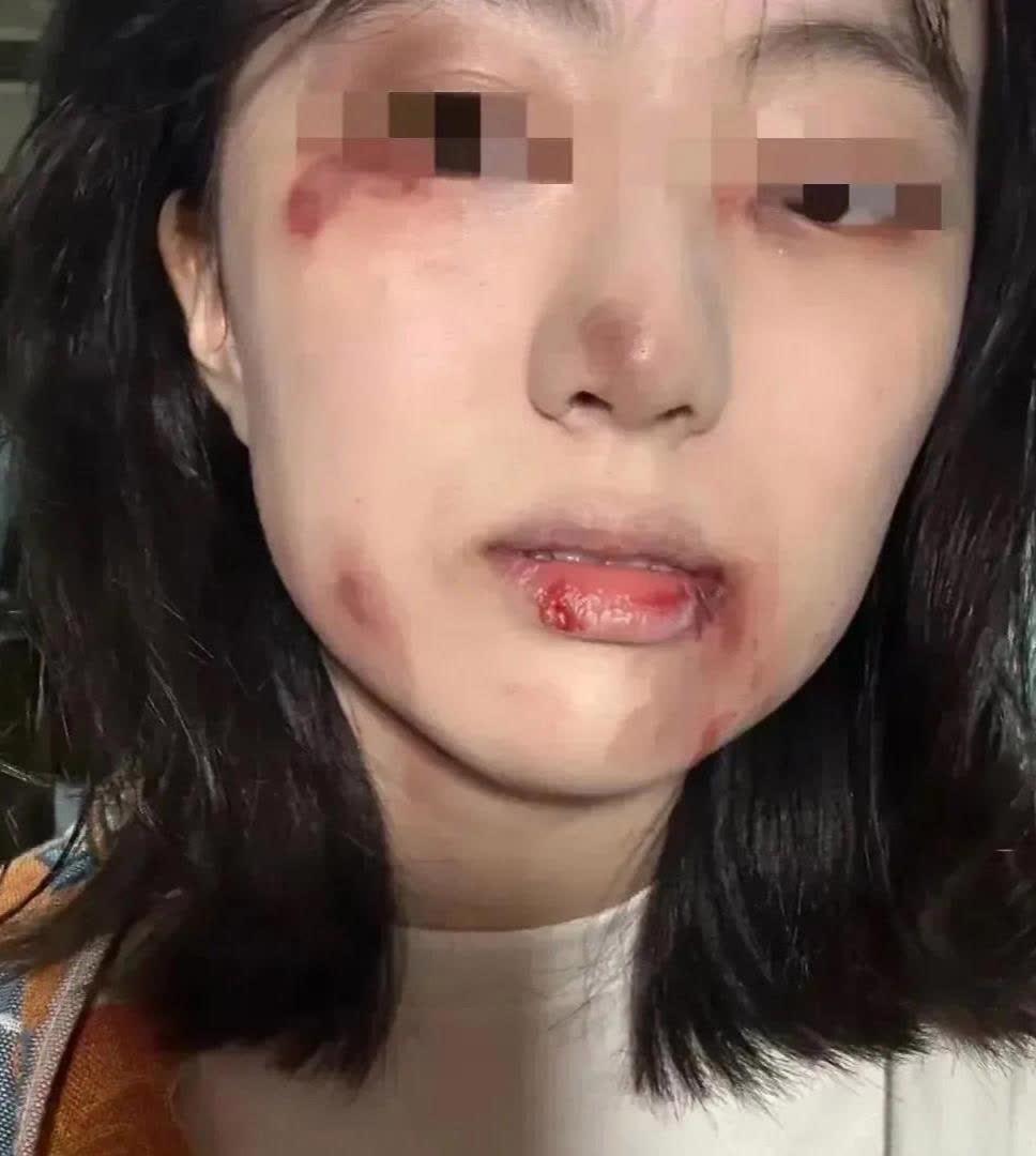 女子看着老公冷漠的态度,心中满是委