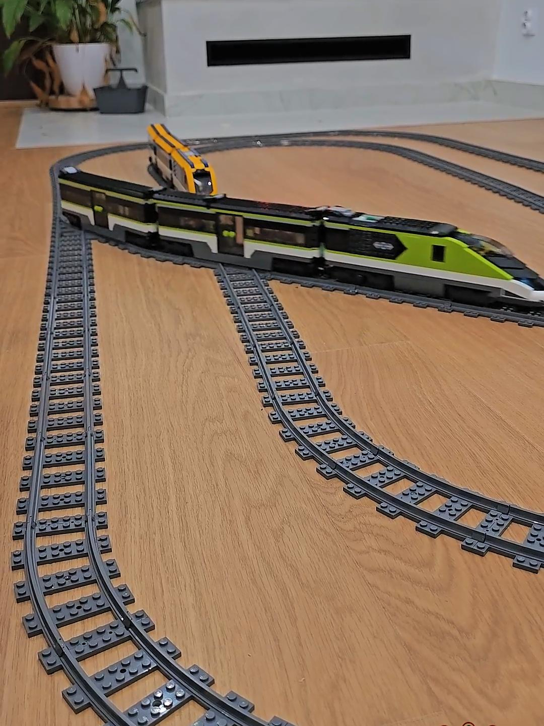 乐高列车60197和60337在新轨道上运行