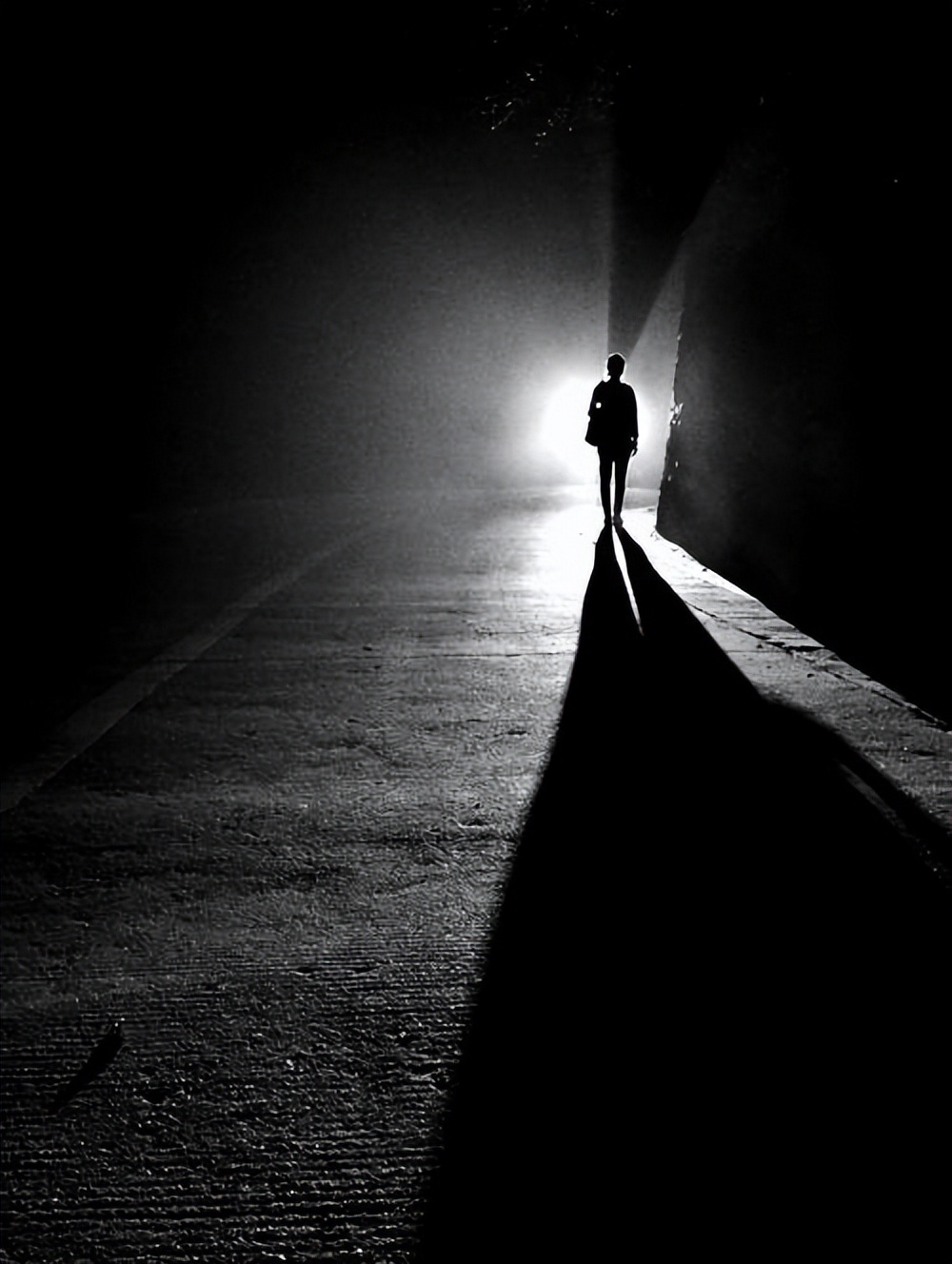 故事:河南穷小子,幼年丧父,母亲改嫁,他逆袭成首富,身家过亿,凭啥